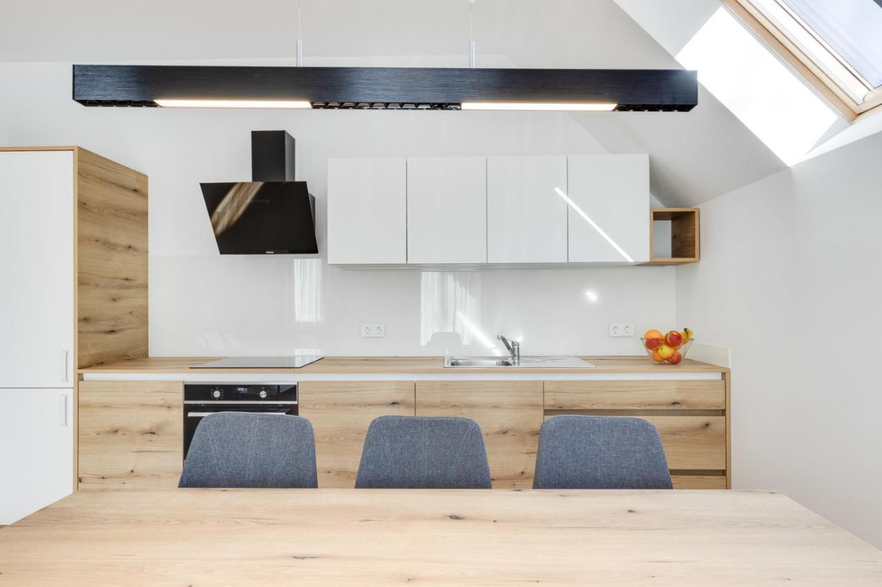 Chic Apartments With Balcony And Spa In モイストラナ エクステリア 写真