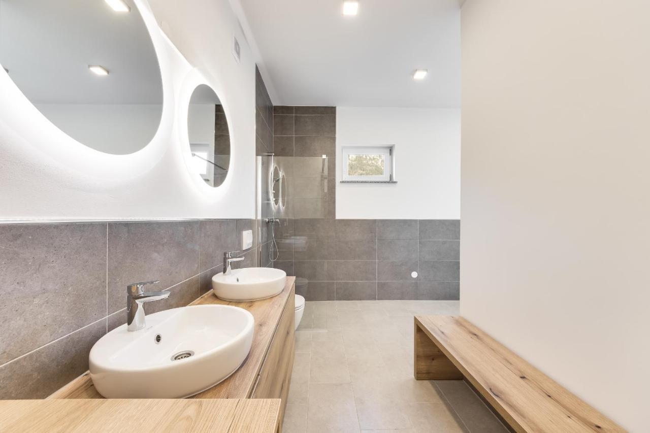 Chic Apartments With Balcony And Spa In モイストラナ エクステリア 写真
