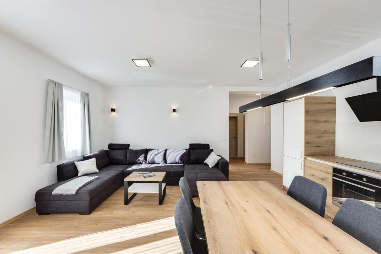 Chic Apartments With Balcony And Spa In モイストラナ エクステリア 写真