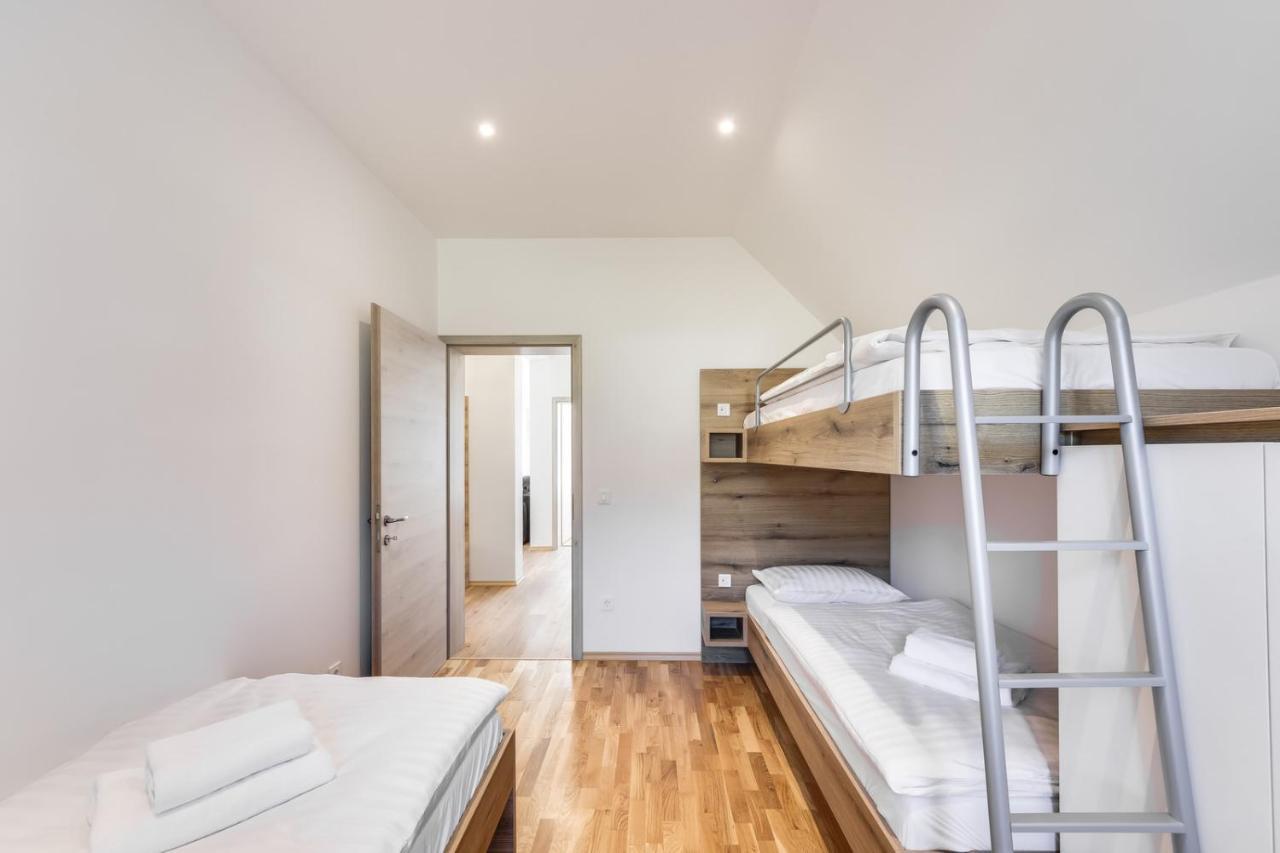 Chic Apartments With Balcony And Spa In モイストラナ エクステリア 写真