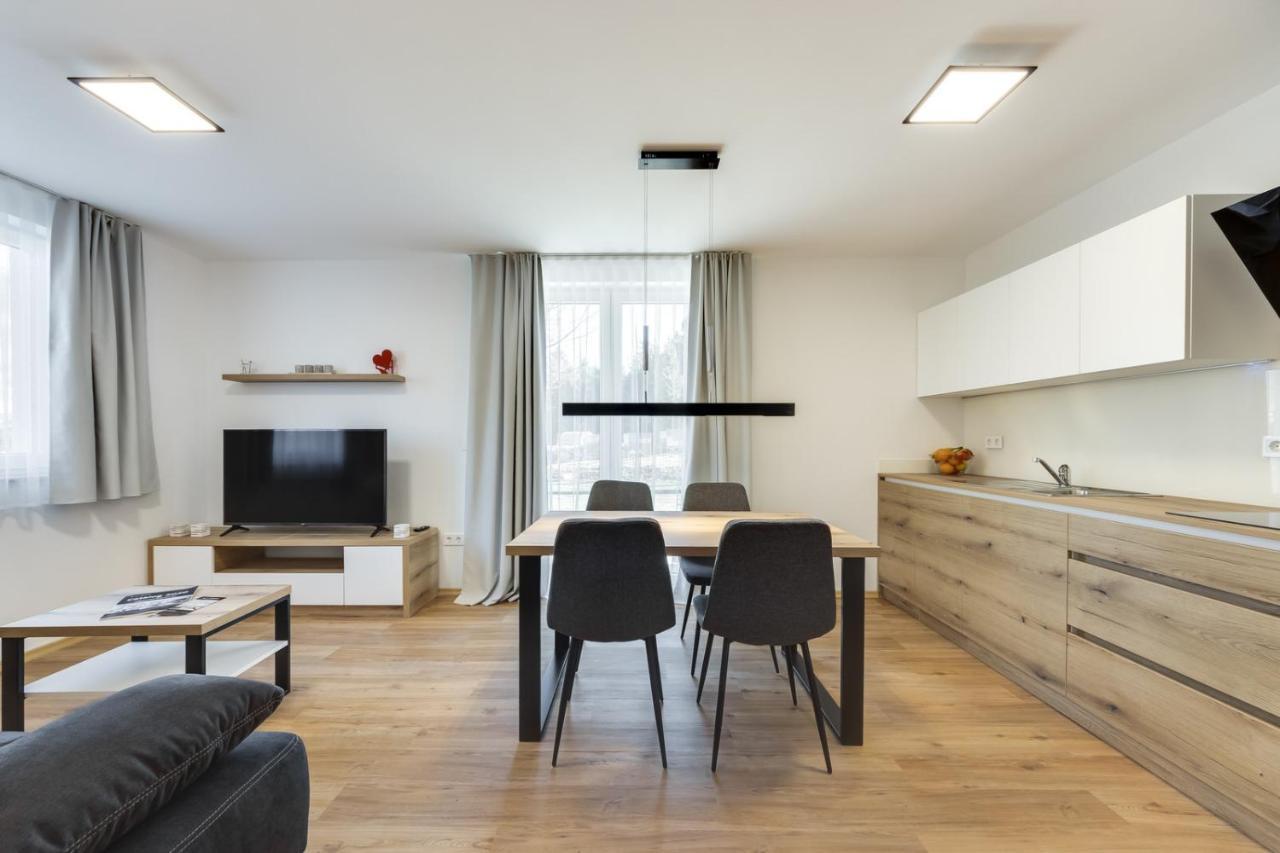 Chic Apartments With Balcony And Spa In モイストラナ エクステリア 写真
