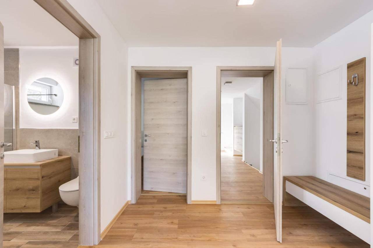 Chic Apartments With Balcony And Spa In モイストラナ エクステリア 写真