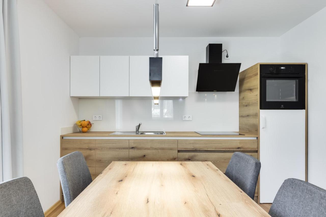 Chic Apartments With Balcony And Spa In モイストラナ エクステリア 写真
