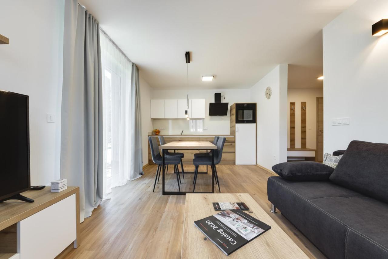 Chic Apartments With Balcony And Spa In モイストラナ エクステリア 写真