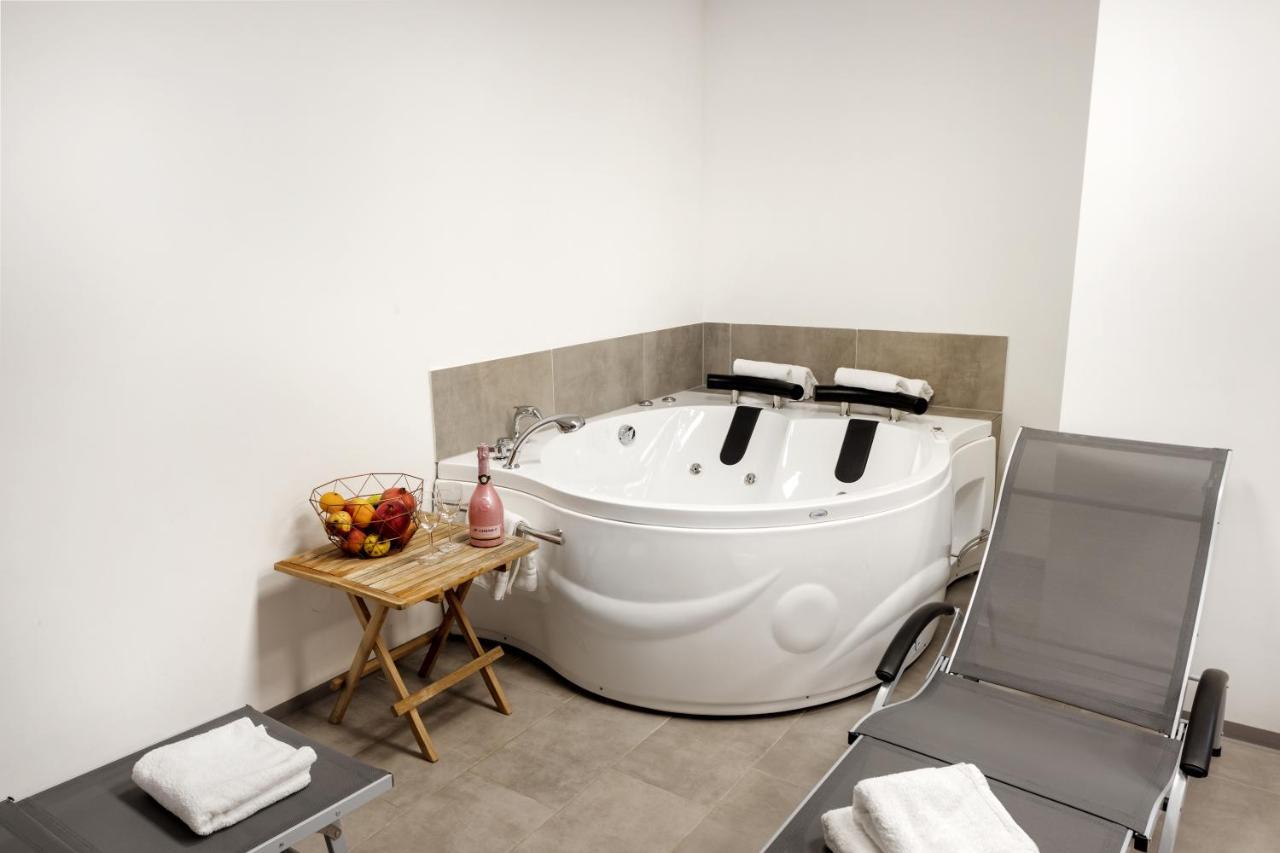 Chic Apartments With Balcony And Spa In モイストラナ エクステリア 写真