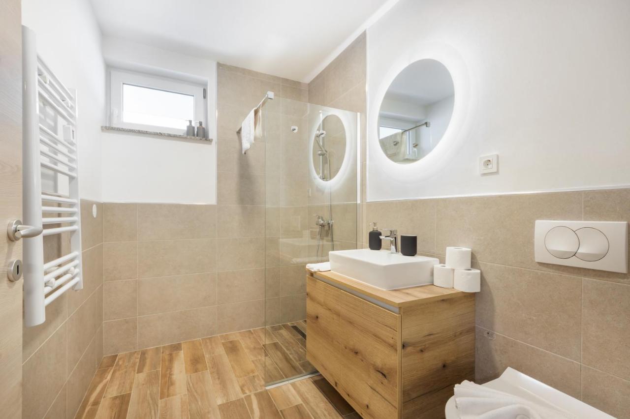 Chic Apartments With Balcony And Spa In モイストラナ エクステリア 写真